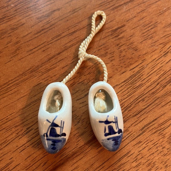 Adorable souvenir tiny hand made ceramic shoes from Holland! - Picture 11 of 12